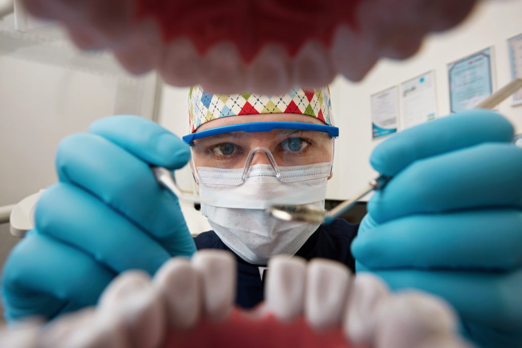 Lekarz wstawiający implant zębowy
