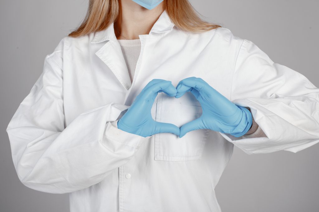 lokarz pokazujący gest serca