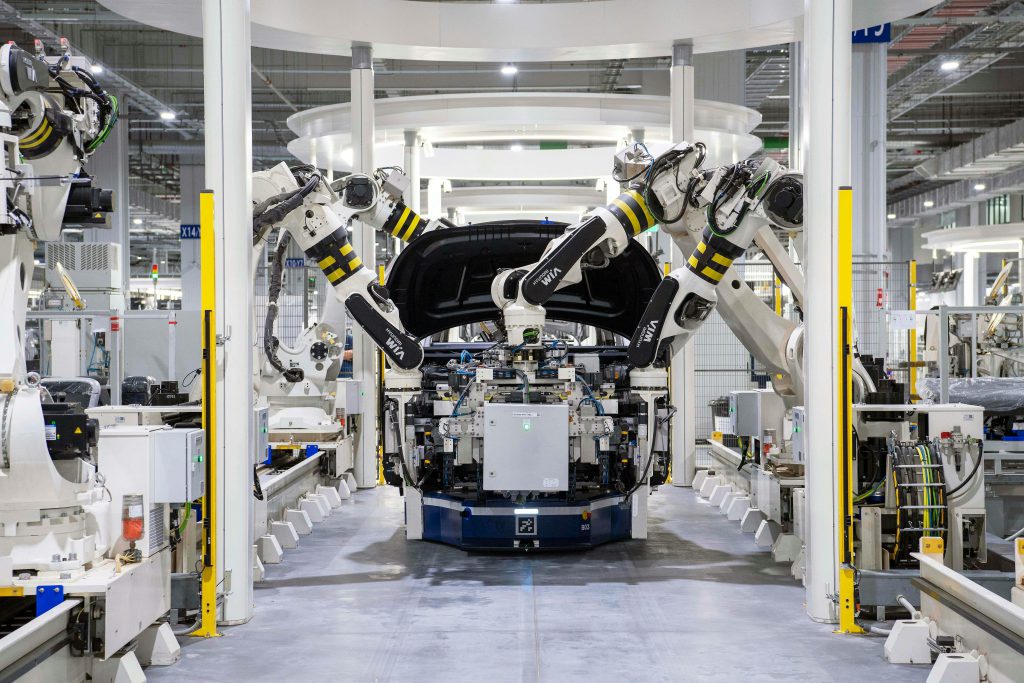 Roboty konstruujące maszynę to element automatyka przemysłowa Kraków