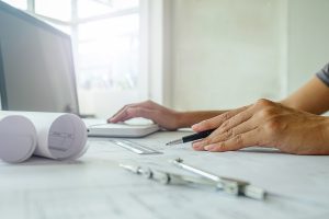 Osoba projektująca coś na komputerze