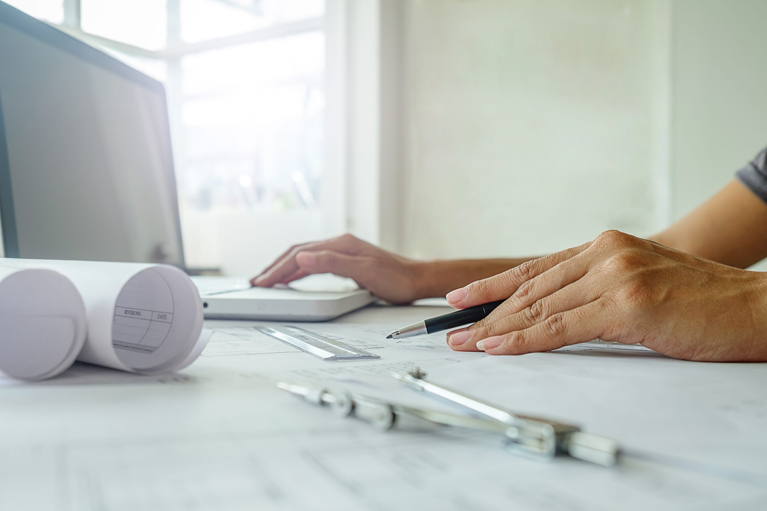 Osoba projektująca coś na komputerze