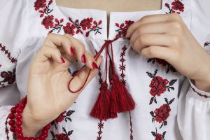 kobieta w pięknej haftowanej koszuli z gorsetem góralskim damskim, tradycyjny strój folkowy, detale haftu, stylowa moda regionalna