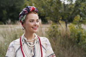 Stylowa kobieta w stroju regionalnym z modną gumką z kokardą we włosach