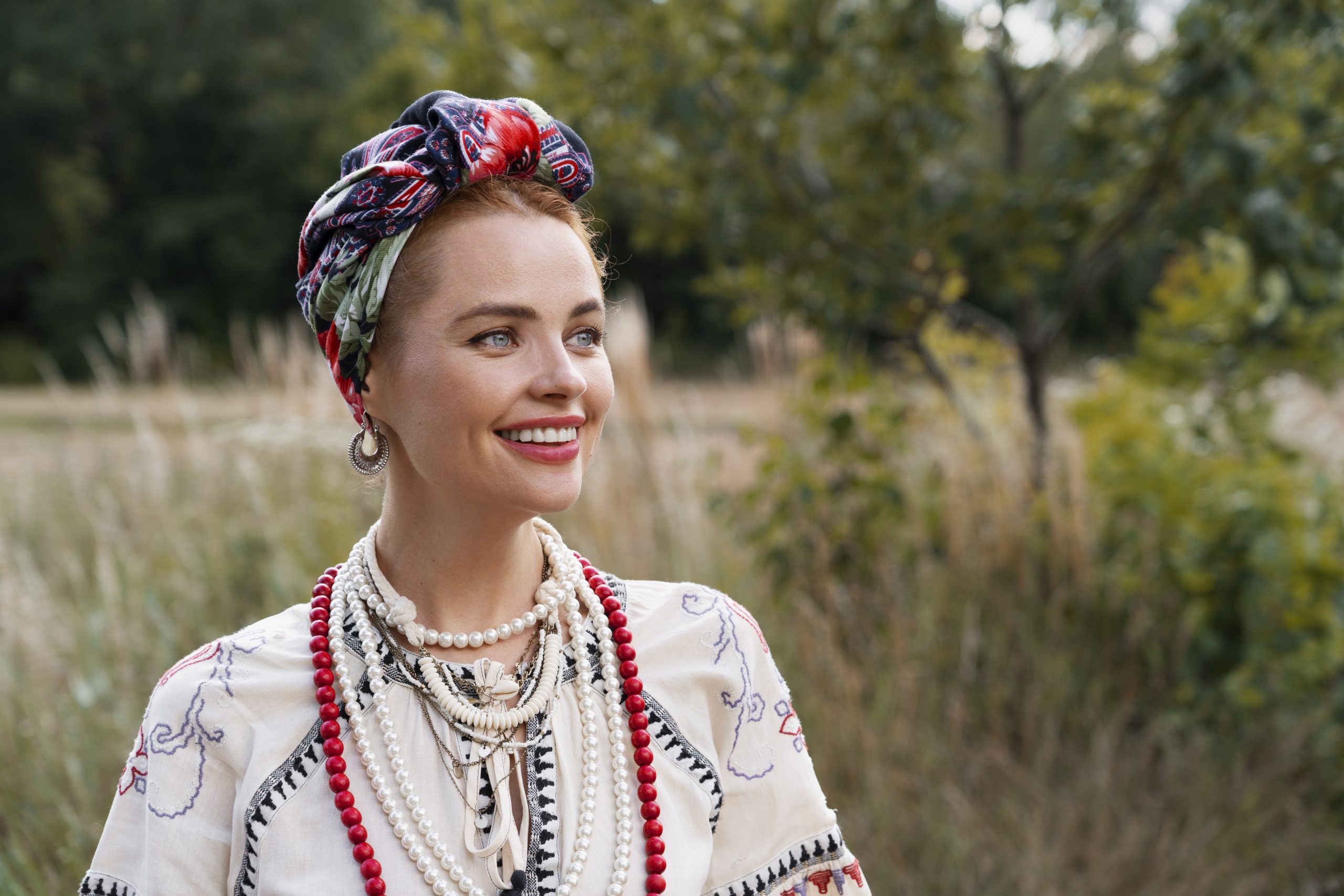 Stylowa kobieta w stroju regionalnym z modną gumką z kokardą we włosach