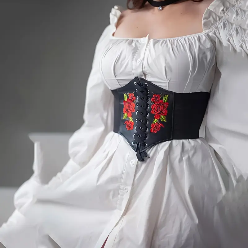 kobieta w pasie gorsetowym z gorset góralski damski, strój regionalny, moda folkowa