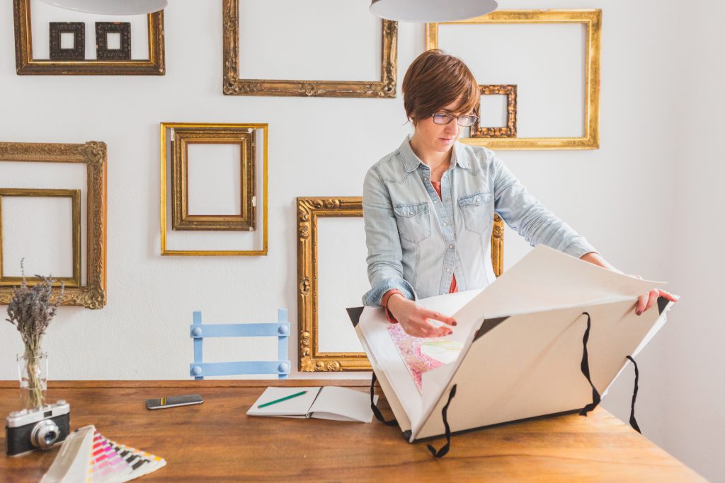 Szczegóły malowidła przed i po zabiegu – konserwacja obrazów Kraków to widoczna różnica jakości.