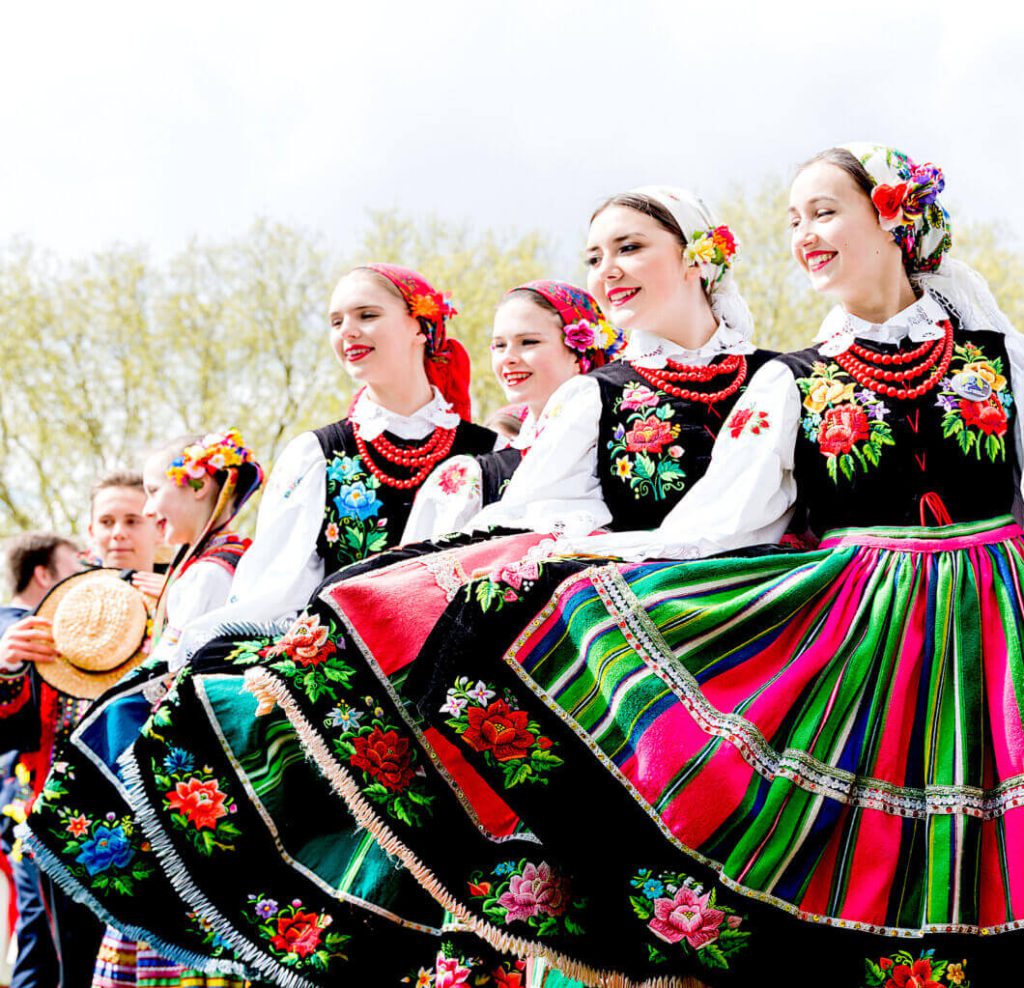 Zachwyć się tradycją z nowoczesnym twistem – gumka z kokardą w ludowym stylu!