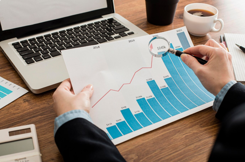 Rosnący wykres symbolizujący efektywne strategie inwestycyjne i sukces w zarządzaniu kapitałem