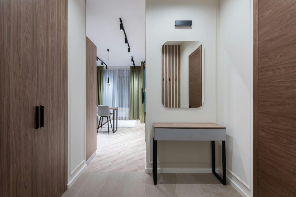 Salon z płytą drewnianą