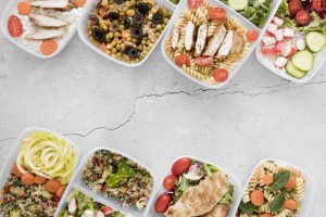 Dieta pudełkowa bez glutenu i laktozy- propozycje kolorowych dań pełne warzyw, kaszy ze strączkami i chudego mięsa.