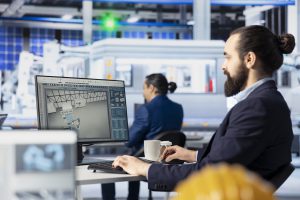 Panel operatorski w krakowskim zakładzie przemysłowym – wizualizacja danych w systemie kontroli produkcji.