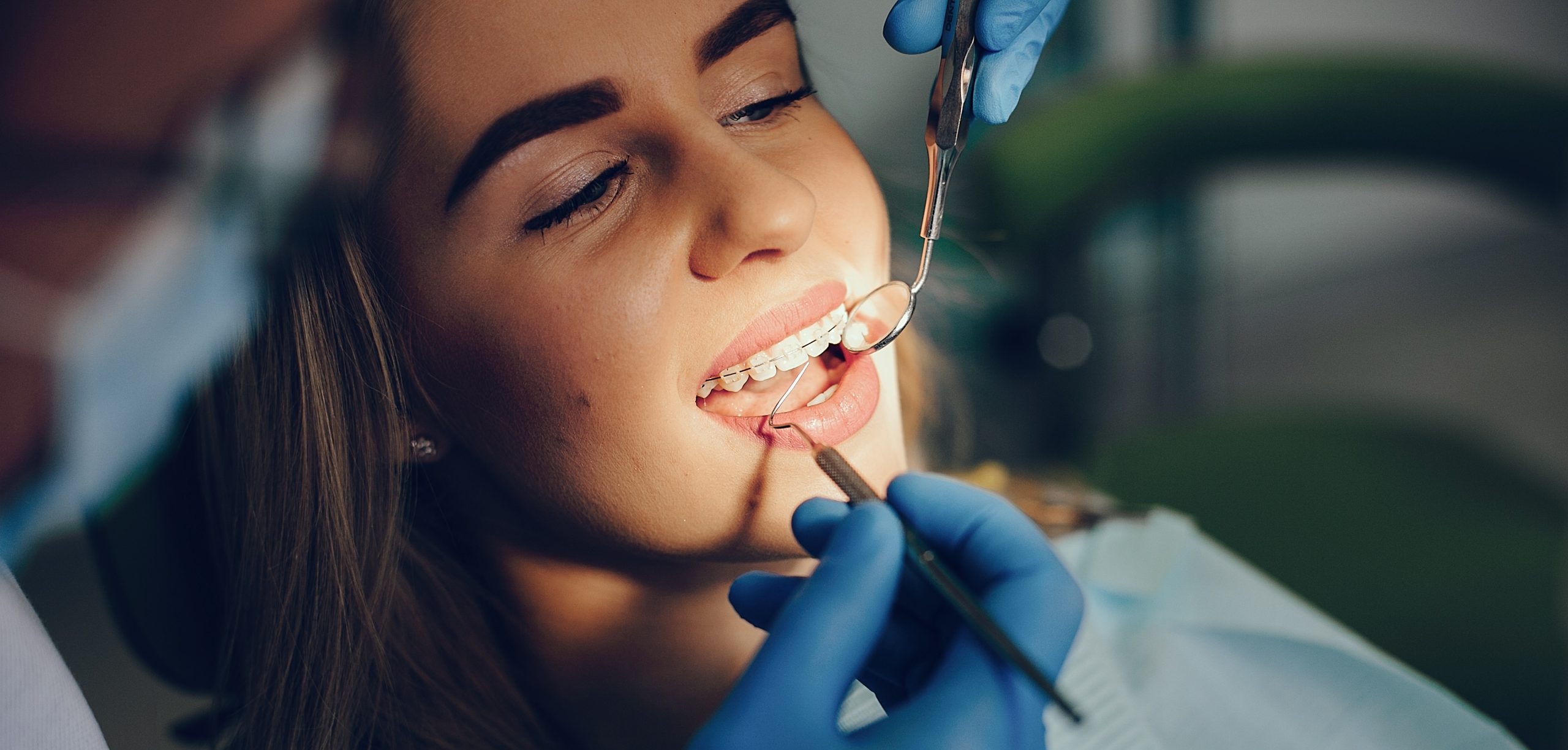 Ortodonta w Nowej Hucie pomaga dziewczynie zadbać o zdrowy i prosty uśmiech