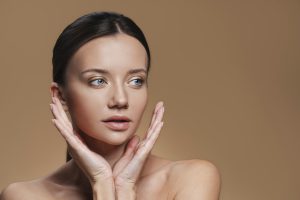 Gabinet medycyny estetycznej we Wrocławiu prezentuje kobietę z idealnie zadbaną skórą, naturalne piękno i zdrowy wygląd