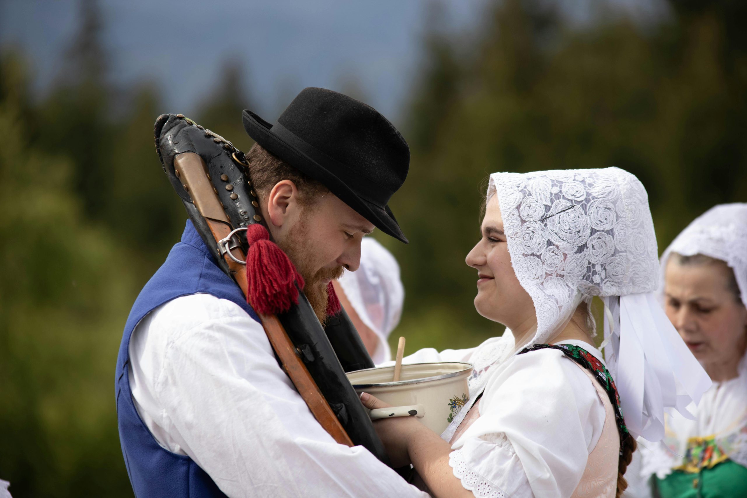 Osoba mająca na sobie spodnie góralskie męskie.