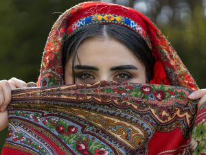 Osoba mająca na sobie spódniczkę folk