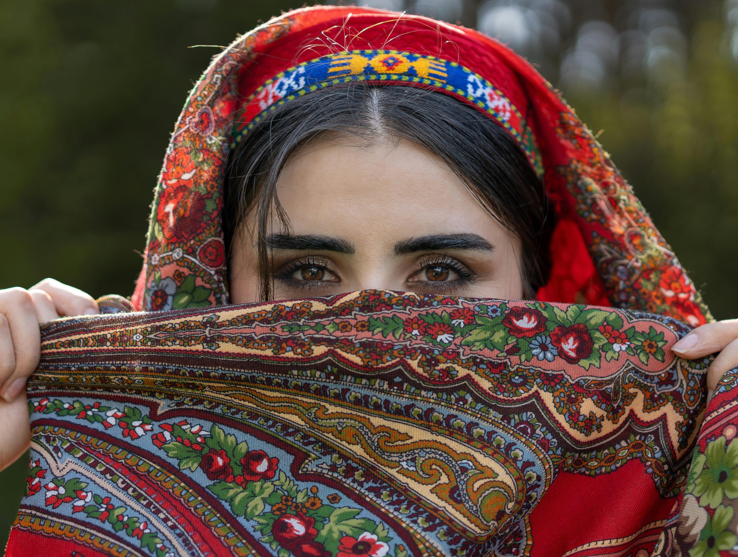 Osoba mająca na sobie spódniczkę folk