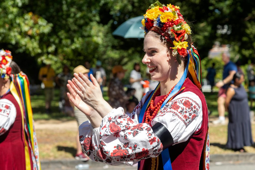 Kobiety ubrane w koszulki damskie z haftem.