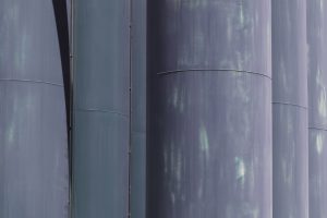 Zbiornik stalowy na wodę przygotowany do montażu na placu budowy.