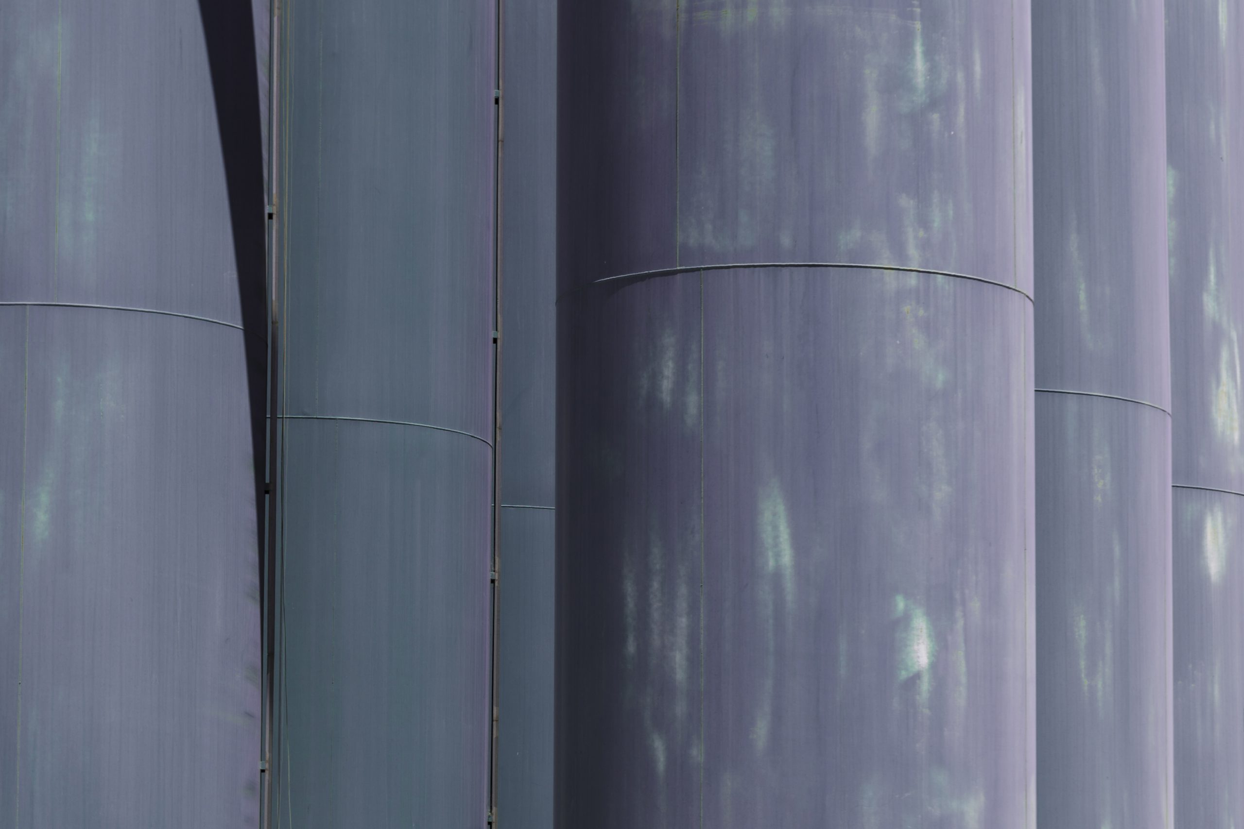 Zbiornik stalowy na wodę przygotowany do montażu na placu budowy.