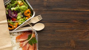 zdrowy posiłek na stole - kreatyna na mase