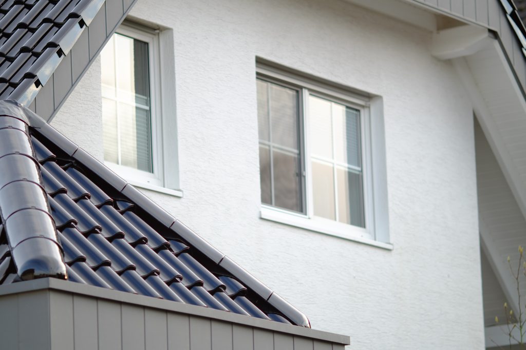 Ciepły montaż okien Katowice – nowoczesne białe okna w elewacji domu jednorodzinnego