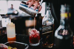 zdjęcie jak barman robi drinka