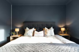 zdjęcie pokoju z łóżkiem