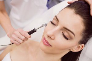 kobieta podczas zabiegu u kosmetyczki - oczyszczanie wodorowe wrocław