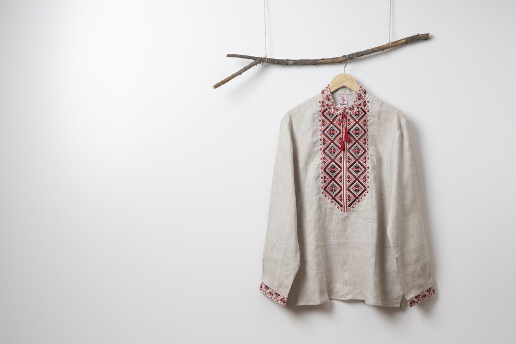 koszula zawieszona na na patyku na ścianie - koszulki damskie z haftem
 