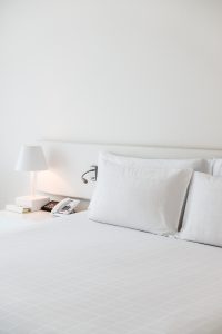 białe łóżko w sypialni- łóżko białe