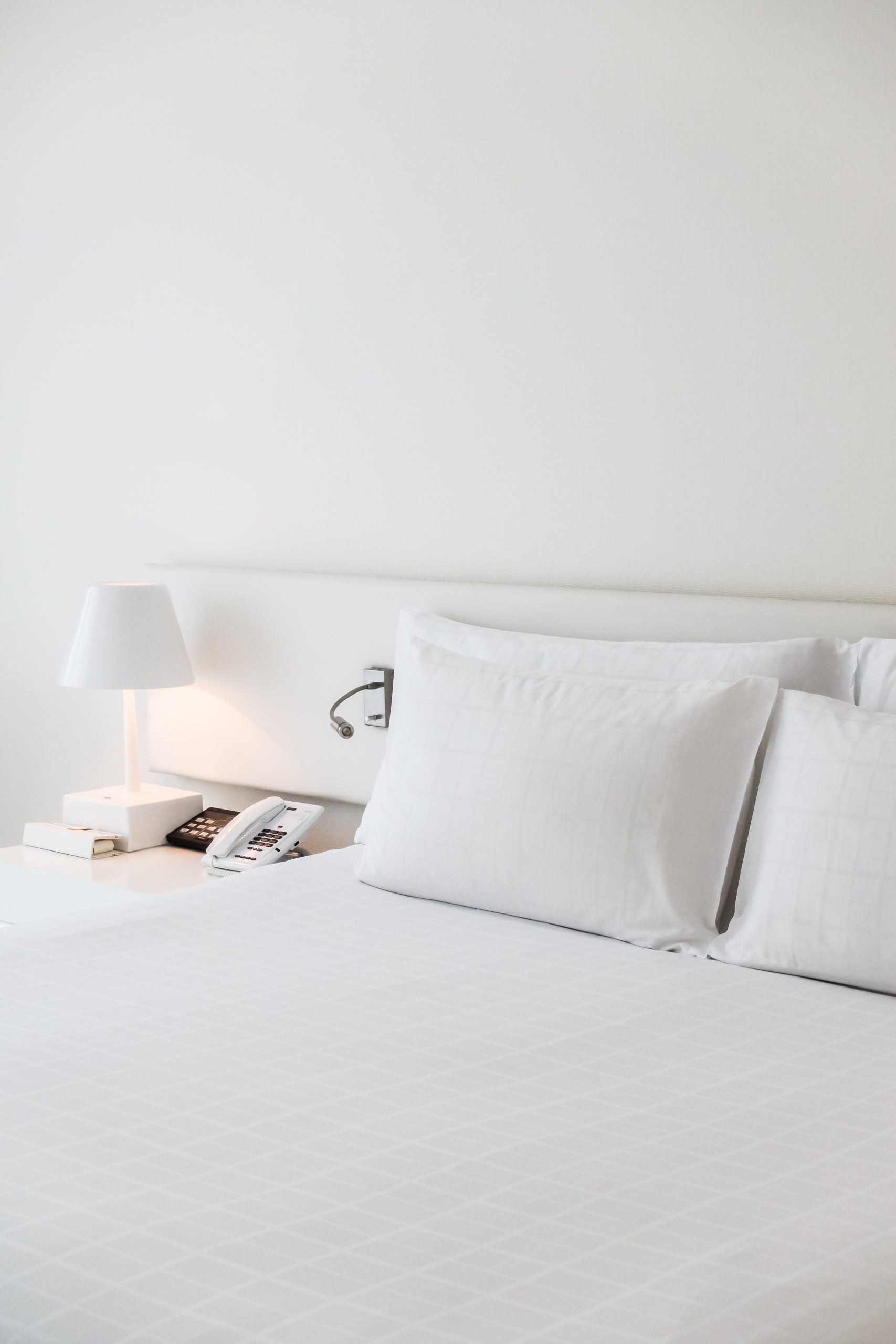 białe łóżko w sypialni- łóżko białe