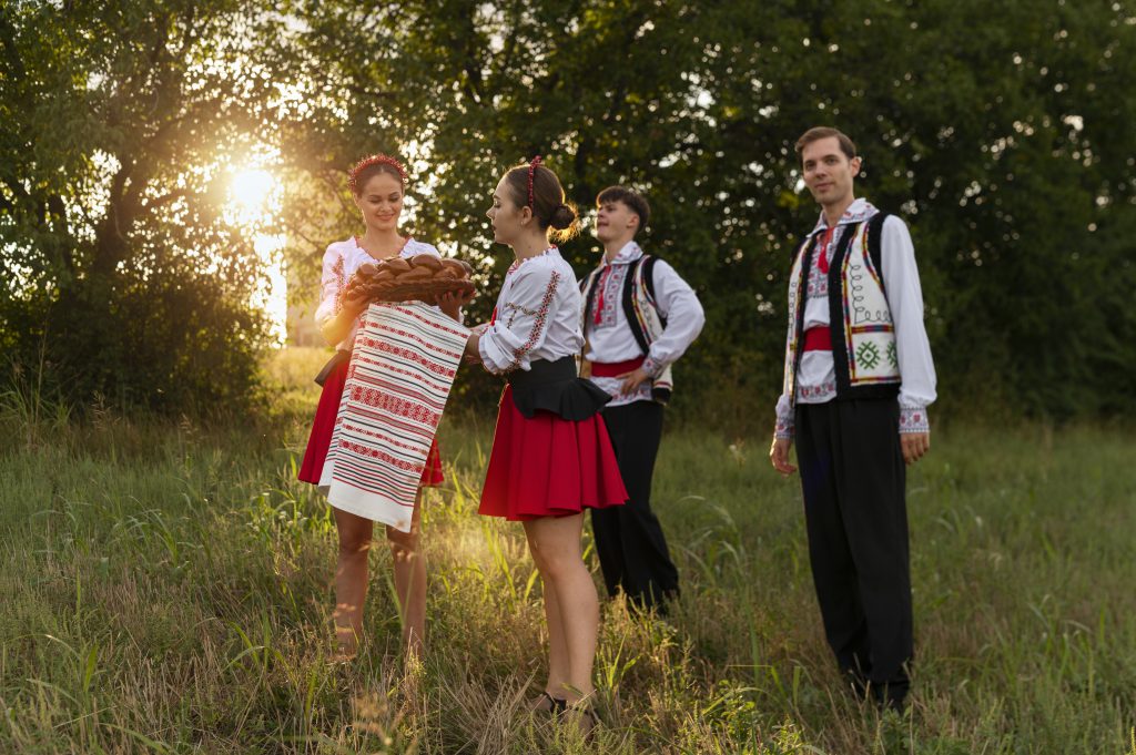 ujęcie osób tańczących w góralskich strojach- spodnie góralskie męskie