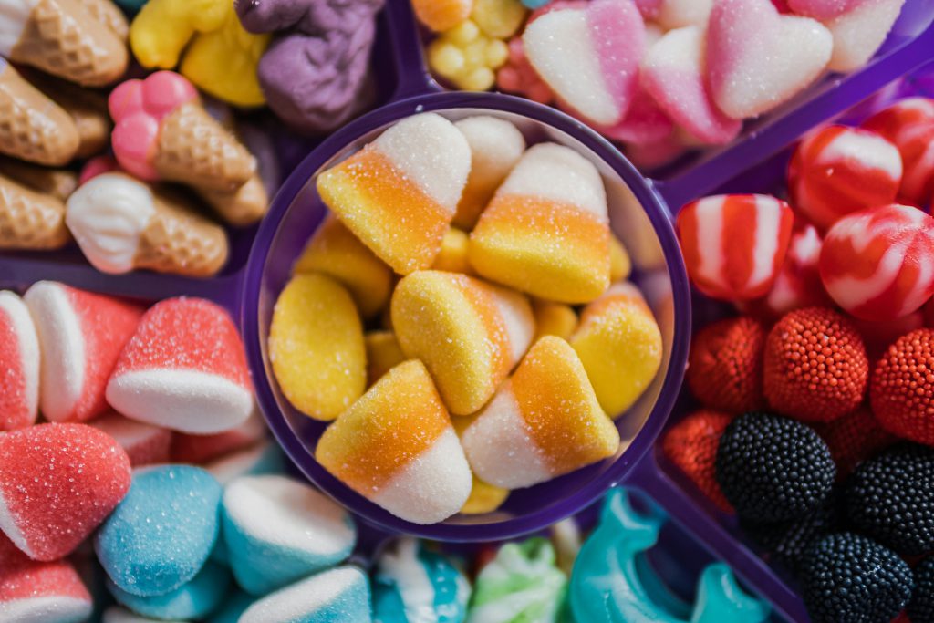 zdjęcie kolorowych cukierków