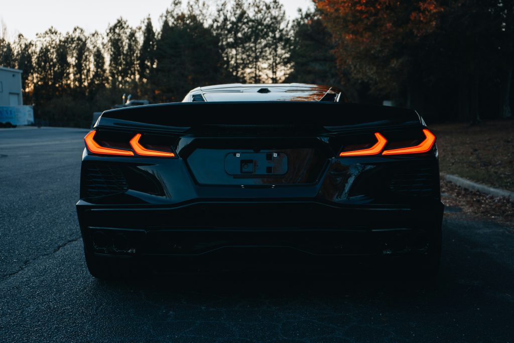 zdjęcie czernego sportowego auta