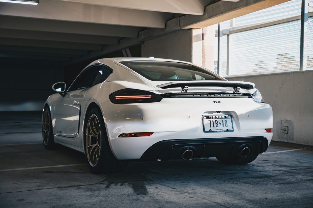 zdjęcie bialego sportowego auta