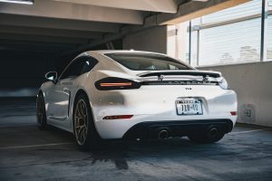 zdjęcie bialego sportowego auta