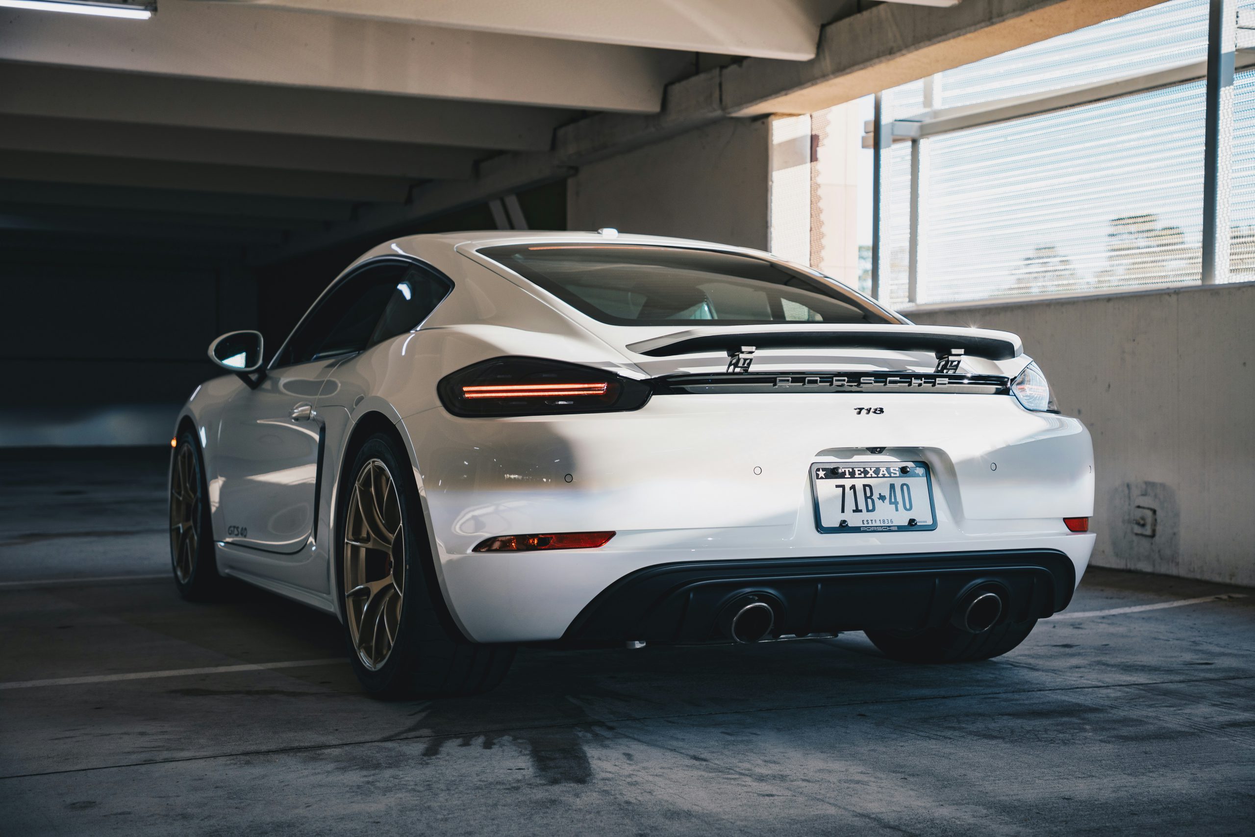 zdjęcie bialego sportowego auta