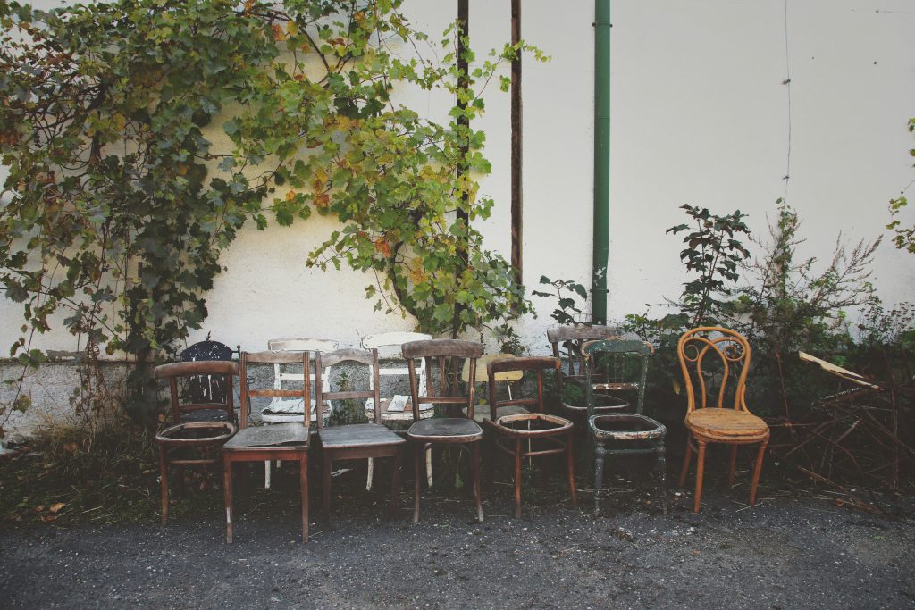 zdjęcia różnych retro krzeseł