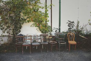 zdjęcia różnych retro krzeseł