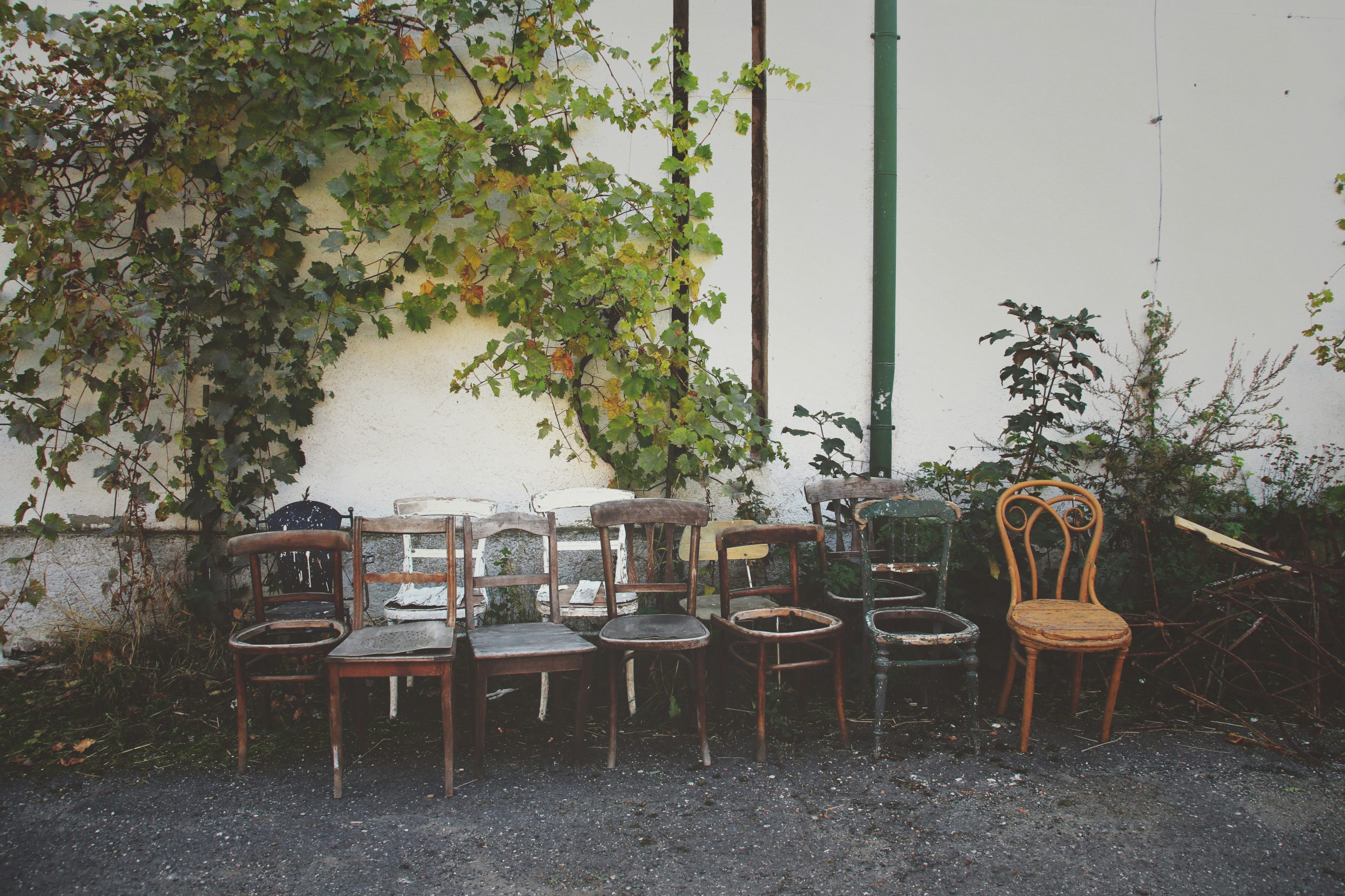 zdjęcia różnych retro krzeseł