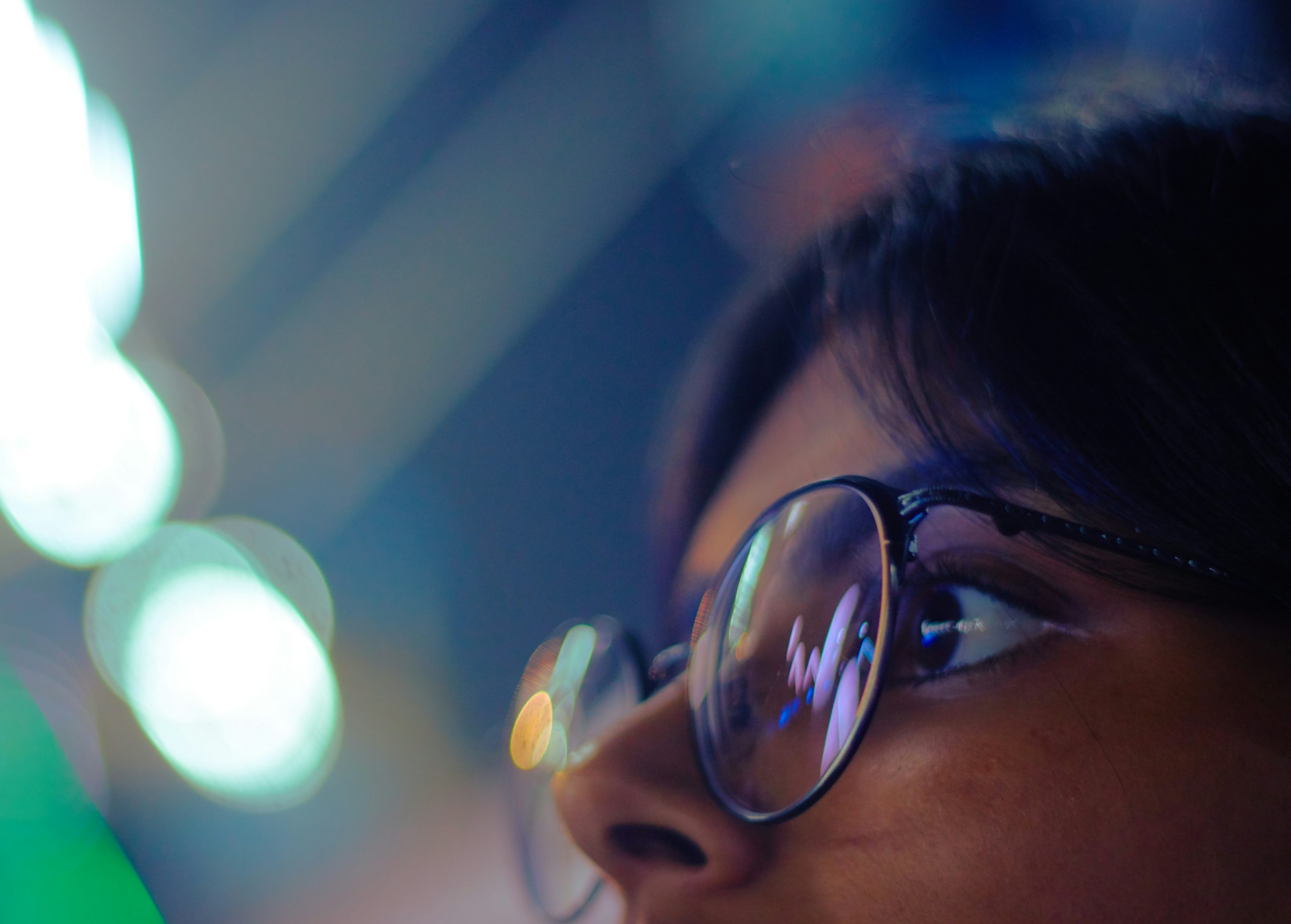 zdjęcie osoby w okularach