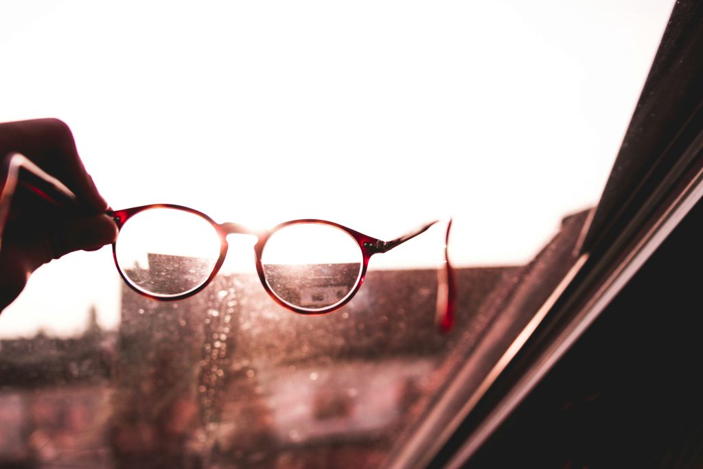 zdjęcie okularów na słońcu