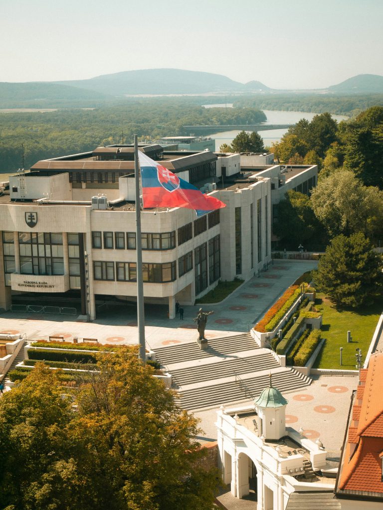 zdjęcie słowackiej flagi w mieście