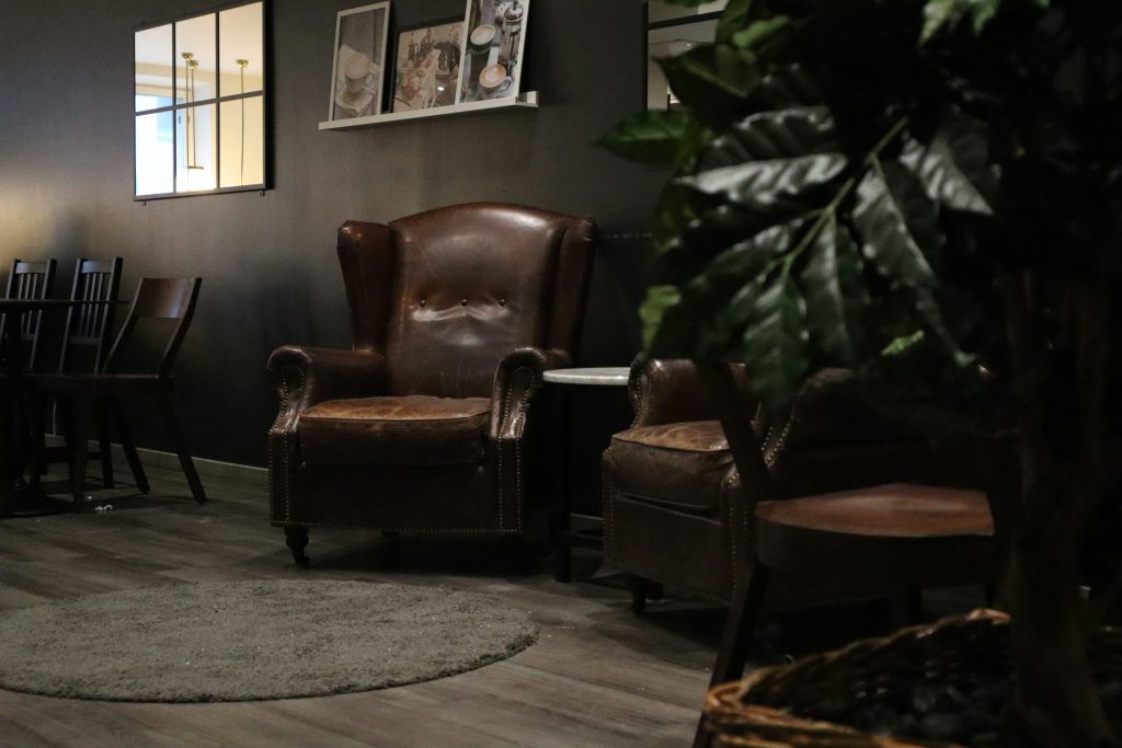 Przytulny kącik wypoczynkowy z dwoma skórzanymi fotelami w ciemnym kolorze