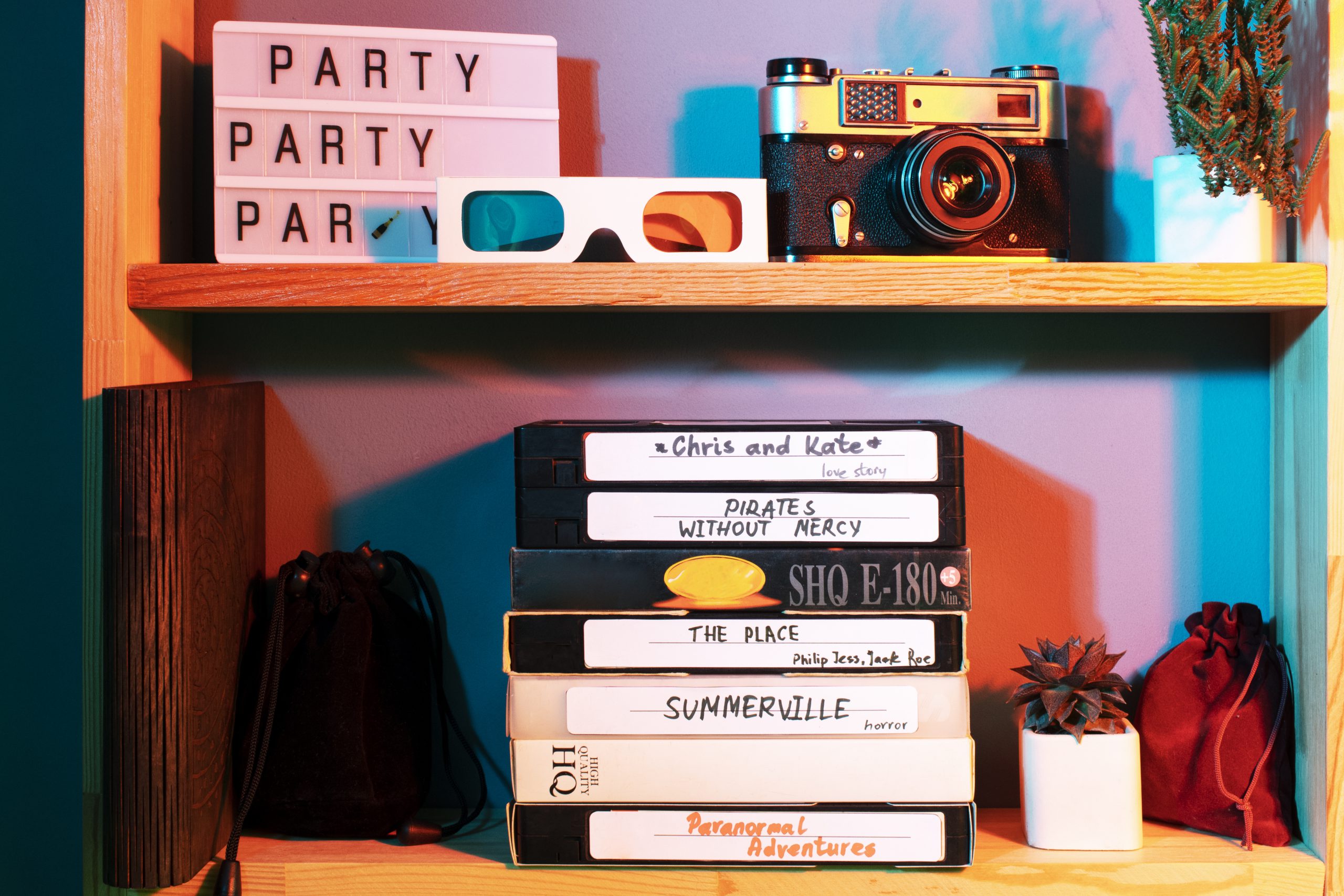 aranżacja akcesoriów na biurku - biurka i konsole retro