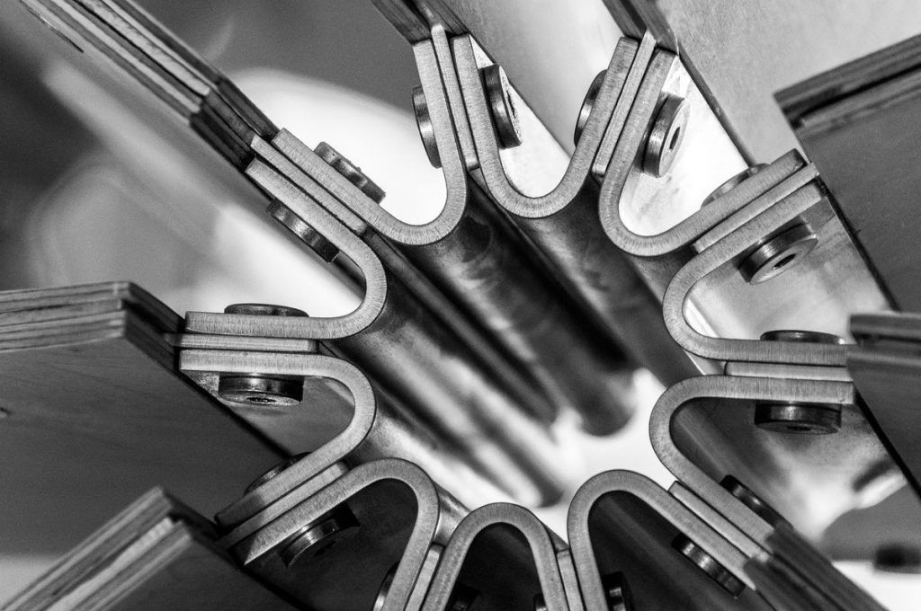 Złożona konstrukcja mechaniczna, w której skład wchodzą precyzyjnie wygięte elementy metalowe na zamówienie.